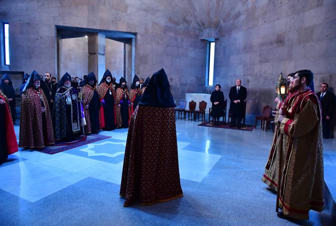 رئيس الجمهورية أرمين سركيسيان يزور اليوم الكرسي الأم-إتشميادزين المقدس ويحضر القداس لذكرى 
ضحايا زلزال أرمينيا عام 1988 