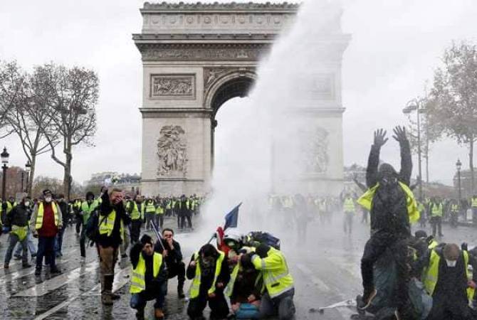 В кабмине Франции считают, что радикалы хотят свергнуть власть с помощью "желтых 
жилетов"