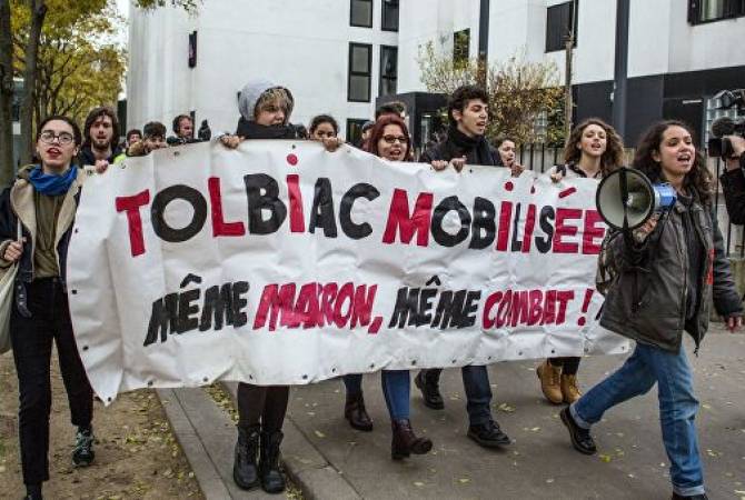 В Париже проходит масштабная акция протеста лицеистов