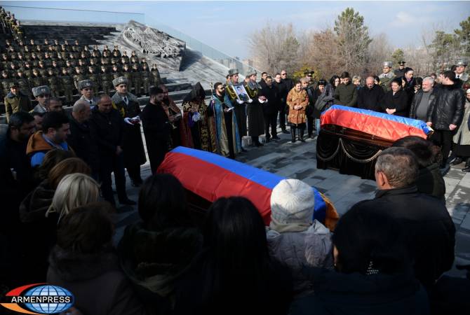 مراسم تشييع رسمية لطاقم الطائرة العسكرية سو 25 التابعة للقوات الجوية الأرمينية- التي تحطمت 
خلال رحلة تدريبية بمقبرة الشهداء، يرابيلور في يريفان-