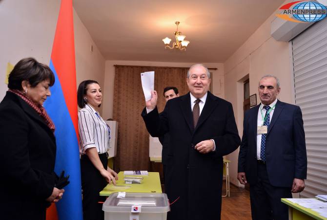 يجب أن يتحمل كل مواطن المسؤولية عن مستقبل البلد- رئيس الجمهورية أرمين سركيسيان يدلي بصوته 
في الانتخابات البرلمانية الأرمينية-