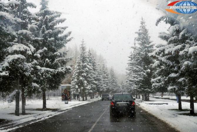 De la neige et du brouillard sur les autoroutes de l'Arménie 