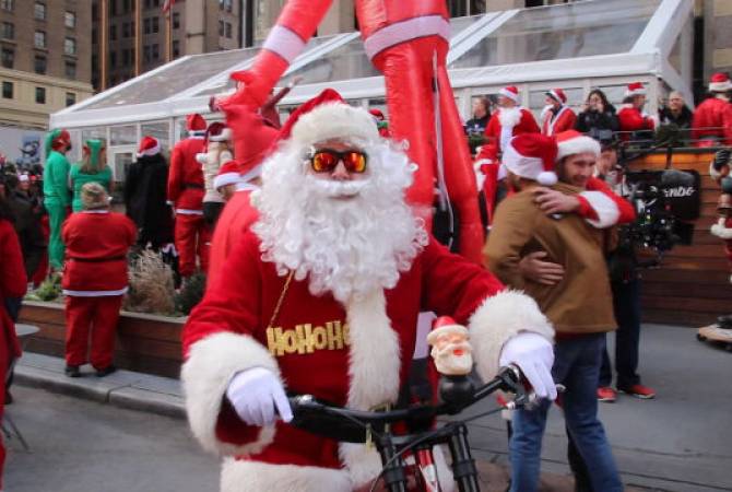 Красочный фестиваль Санта-Клаусов прошел в Нью-Йорке