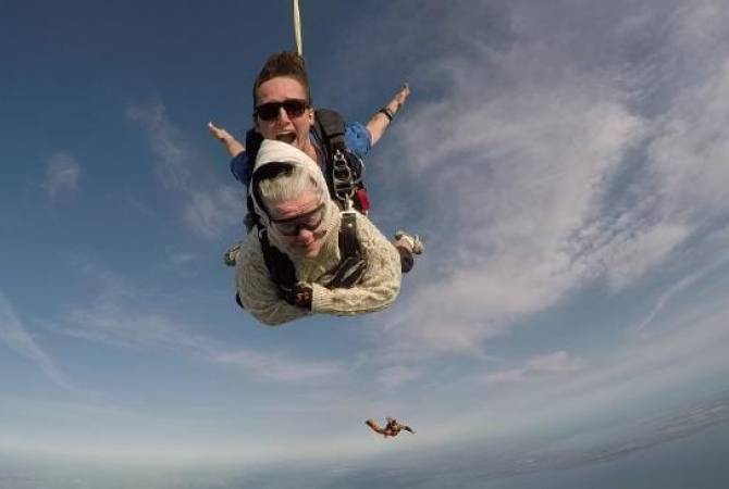 Австралийка прыгнула с парашютом в 102 года