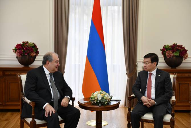 رئيس الجمهورية أرمين سركيسيان يبحث مع سفير كازاخستان لدى أرمينيا تيمور أورازاييف العلاقات بين 
البلدين