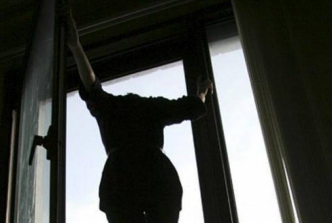 В Баку наркоман выкинул жену из окна