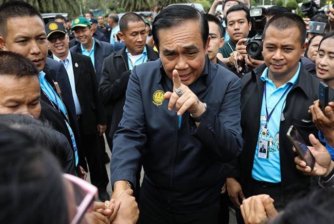 Thailand lifts ban on political activities 