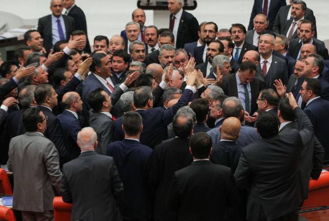 Թուրքիայի խորհրդարանում պատգամավորները վիճել և քաշքշել են միմյանց