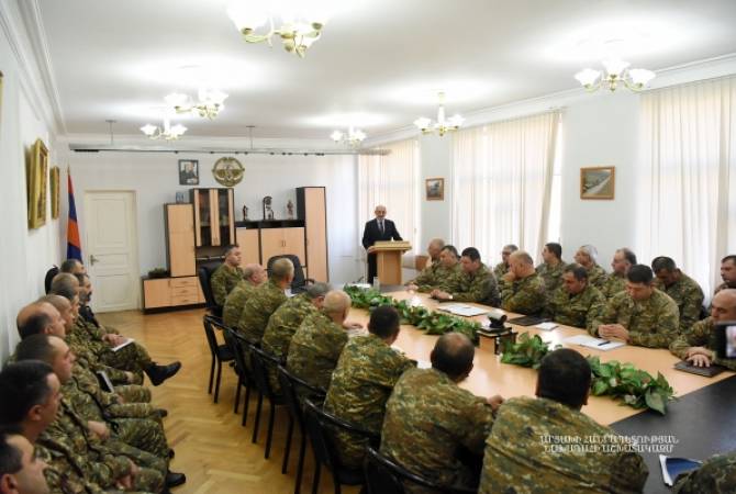 Бако Саакян представил высшему командному составу Армии обороны нового министра 
обороны