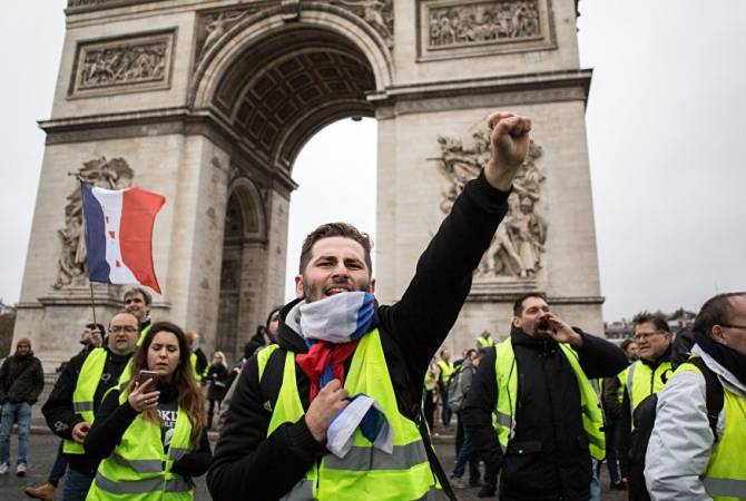 Во Франции обсудят введение референдумов по инициативе "желтых жилетов"