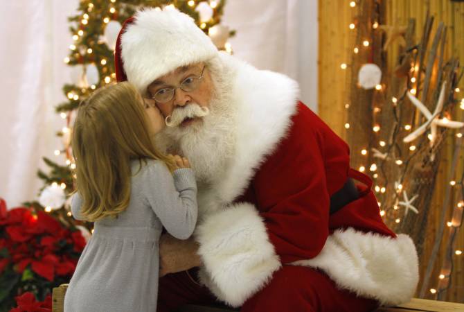 Опрос: дети перестают верить в Санта-Клауса в восемь лет