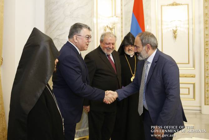 رئيس وزراء أرمينيا بالنيابة نيكول باشينيان يستقبل وفد قداسة كاثوليكوس بيت كيليكيا الكبير آرام الأول- 
الذي ينقل رسالة تهنئة بمناسبة الانتخابات البرلمانية-