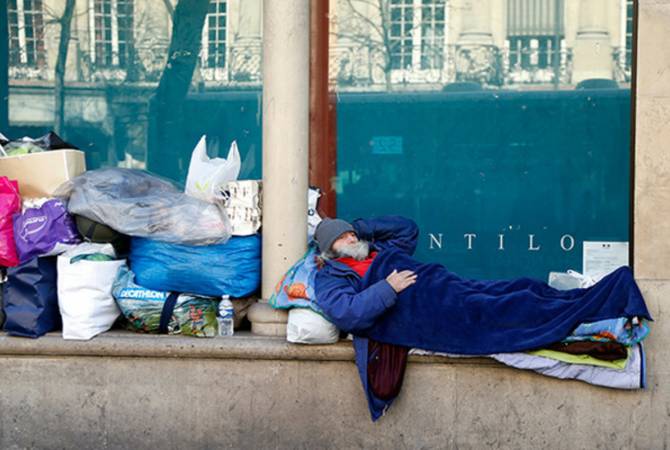 France hands €500 million of Christmas bonuses to country's poorest
