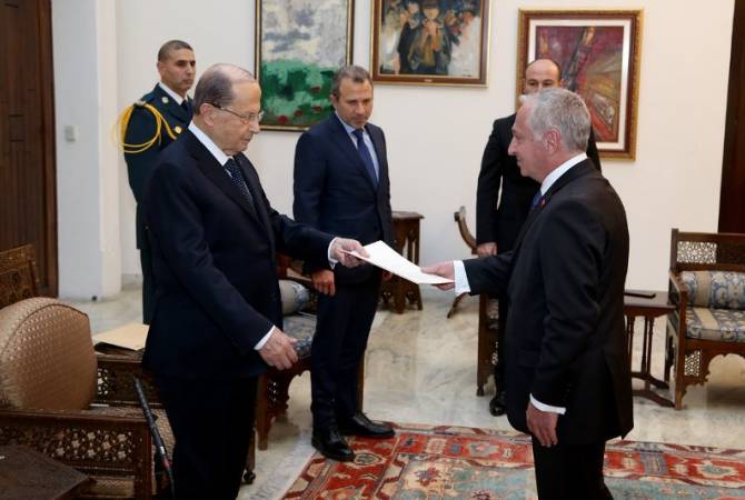 الرئيس اللبناني ميشال عون يقبل أوراق اعتماد سفير أرمينيا الجديد إلى لبنان فاهاكن أتابكيان