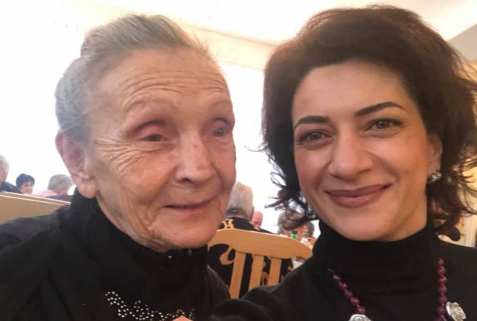 السيدة لارا، من منزل المسنين رقم 1 تهدي خاتمها لزوجة رئيس وزراء أرمينيا بالنيابة آنّا هاكوبيان-صورة-