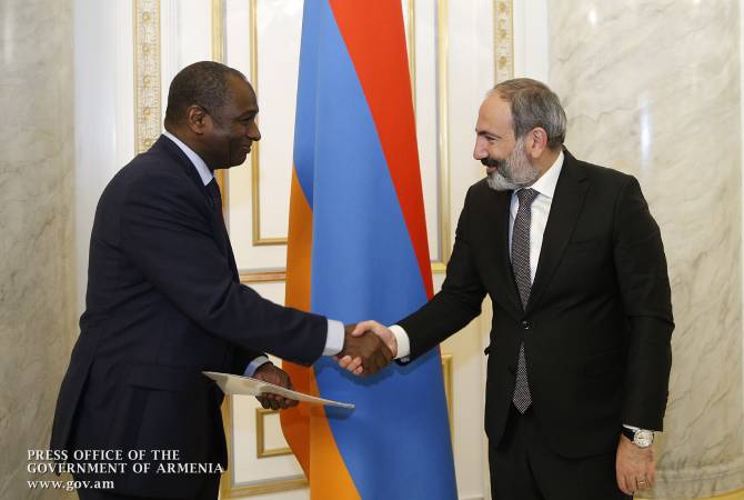 En tant que dirigeant du pays qui préside l’Organisation internationale de la Francophonie, Nikol 
Pashinyan a signé le contrat de travail de la Secrétaire générale de l'OIF
