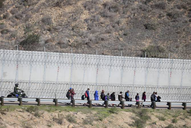 Палата представителей США согласилась выделить $5,7 млрд на стену на границе с 
Мексикой