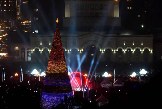 В присутствии Никола Пашиняна зажжены огни главной новогодней елки Армении

