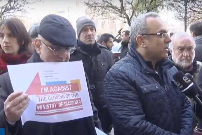 Армяне из диаспоры проводят акцию протеста в Ереване: они против ликвидации 
Министерства диаспоры
