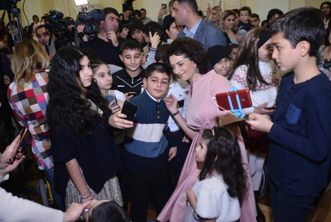Acting PM’s spouse Anna Hakobyan hosts kids on the occasion of upcoming holidays