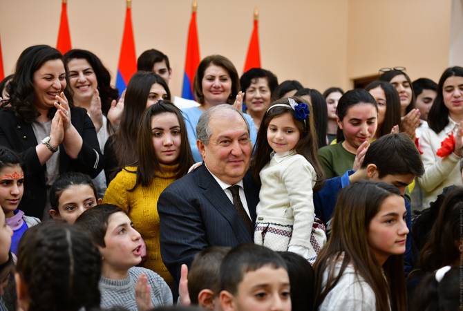 رئيس الجمهورية أرمين سركيسيان يستضيف بالقصر الرئاسي أطفال من دور الأيتام ومراكز الرعاية بأرمينيا 
ويحتفل معهم بالأعياد- فيديو-