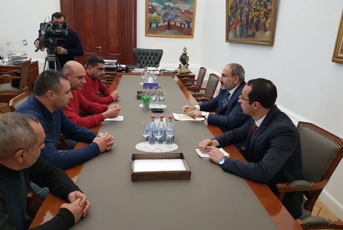 Pashinyan holds meeting with retired military servicemen