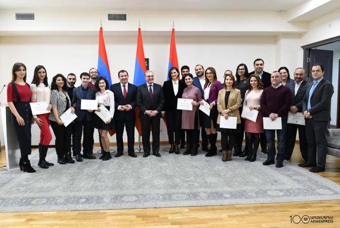 وزير خارجية أرمينيا زوهراب مناتساكانيان يُكرّم موظفين من وكالة الأنباء الوطنية الرسمية للأنباء أرمنبريس 
والتلفزيون العام للتغطية العالية للقمة الفرنكوفونية الـ17 التي عقدت بيريفان- صور-