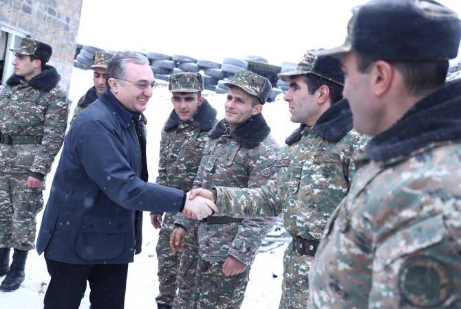 Visite aux troupes du Ministre des Affaires étrangères d’Arménie