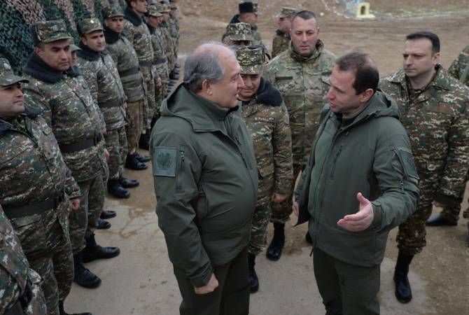 Le Président de la République d’Arménie en visite des positions de défense des forces armées 
de l’Arménie