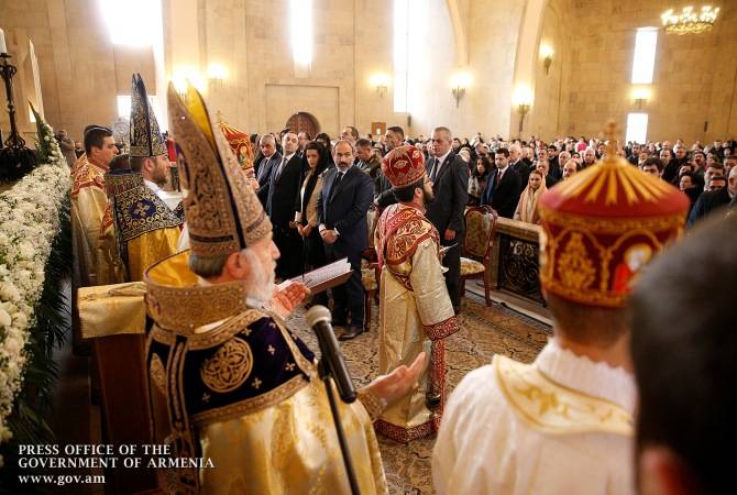 رئيس وزراء أرمينيا بالنيابة نيكول باشينيان يحضر مع زوجته قدّاس عيد الميلاد المجيد بكاتدرائية القديس 
كريكور المنور في يريفان