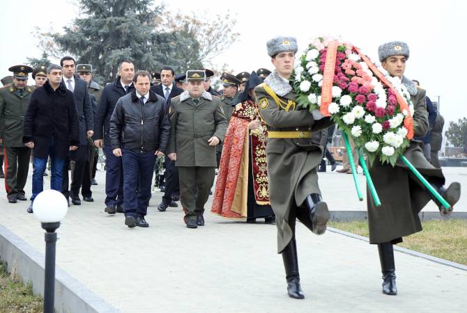 وزير الدفاع دافيت تونويان، برفقة قيادة الجيش والقوات المسلحة الأرمينية يزور مقبرة الشهداء العسكرية- 
يرابيلور- في يريفان