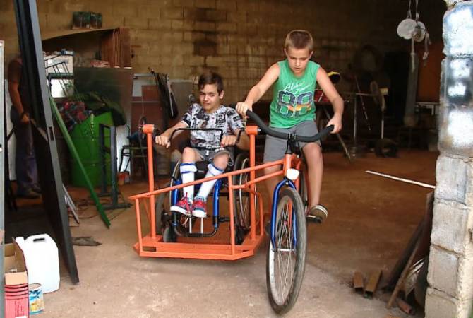 Кузнец из Аргентины смастерил велосипед с инвалидной коляской
