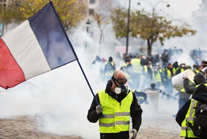 Власти Парижа в день акции "желтых жилетов" выведут на улицы бронетранспортеры