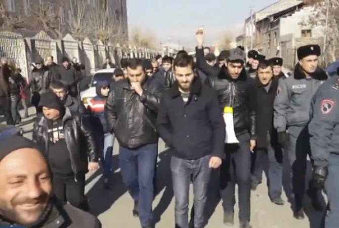 Протестующие против освобождения Манвела Григоряна под залог возобновили акции 
протеста