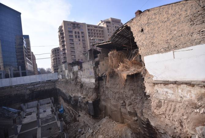 Обрушились внешняя  стена  и потолок  здания детской  филармонии «Маленькие  певцы 
Армении»
