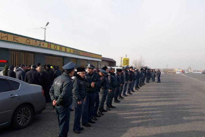 На  трассе  Ереван-Эчмиадзин продолжаются акции протеста против  изменения меры  
пресечения в  отношении  Манвела Григоряна   