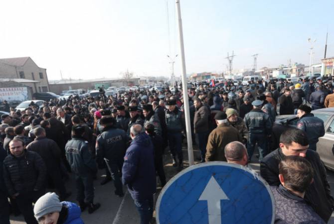 Citizens protesting against release of former MP Manvel Grigoryan open Yerevan-Etchmiadzin 
highway