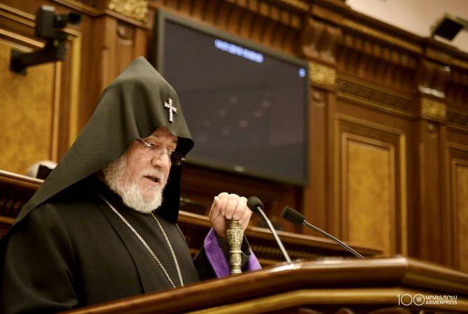 قداسة كاثوليكوس عموم الأرمن كاريكين الثاني يحضر اليوم الجلسة الافتتاحية للبرلمان السابع لأرمينيا 
ويعطي بركته
