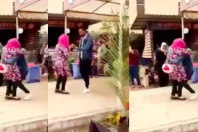 В Египте студентку отчислили из университета за объятия с женихом