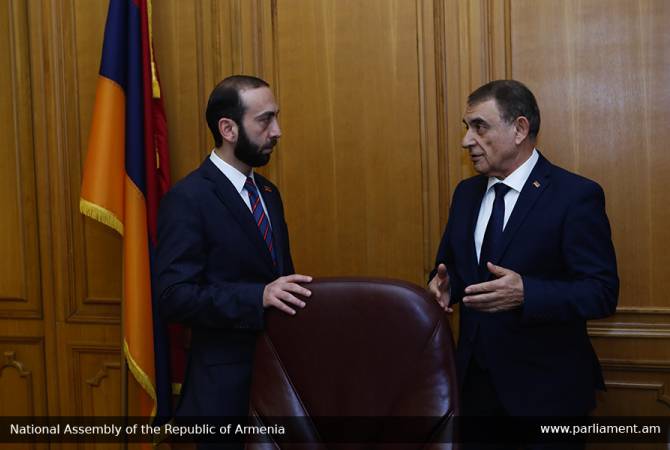 رئيس برلمان أرمينيا آرا بابلويان يسلّم للرئيس الجديد آرارات ميرزويان منصب رئاسة البرلمان متمنياً له 
النجاح- فيديو-