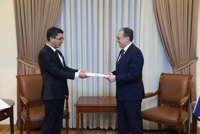 القائم بأعمال وزير الخارجية الأرميني زوهراب مناتساكانيان يتلقى أوراق اعتماد سفير تركمانستان الجديد  
مهيدلداي أيازوف 