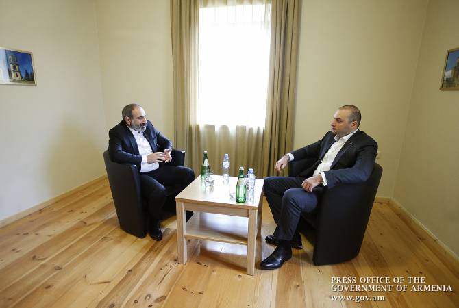 Pashinyan holds informal meeting with Georgian PM