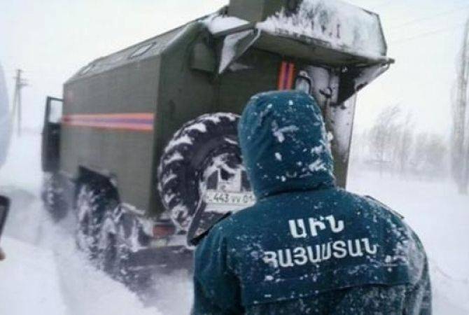 رجال الإنقاذ من وزراة الطوارئ الأرمينية تُخرج 55 راكباً و93 سيارة عالقة جراء الثلج