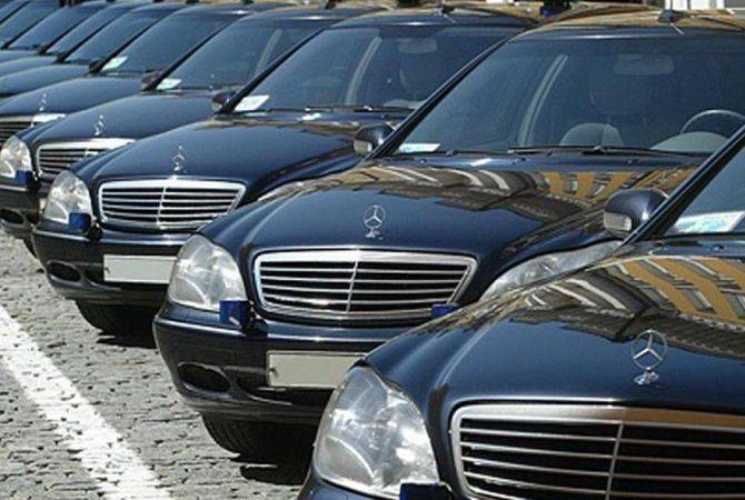 Два автомобиля, приписанных к аппарату премьер-министра Армении, будут переданы 
Службе госконтроля и областной администрации Арагацотна
