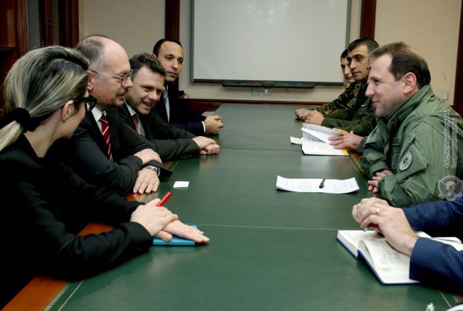وزير الدفاع الأرميني ديفيد تونويان يستقبل الرئيس التنفيذي لشركة مايكروسوفت وكبار المسؤولين وبحث 
إطر التعاون