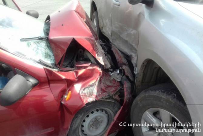 В  Ереване  на ул. Тиграна Петросяна столкнулись 3  автомобиля — есть пострадавшие