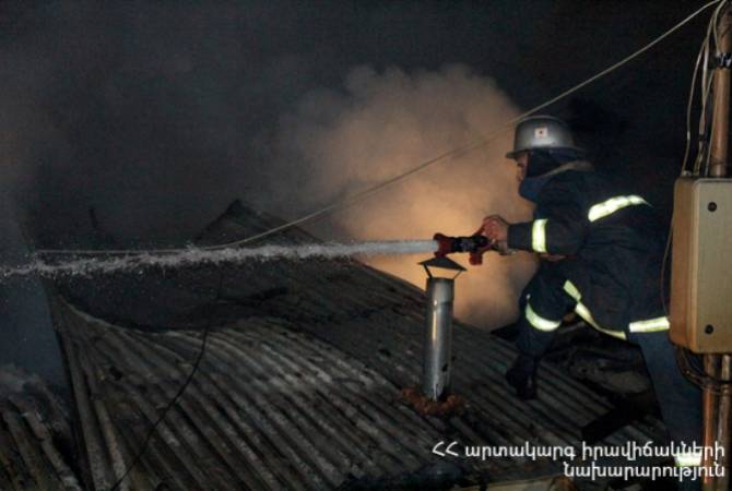 Спасатели потушили огонь на  крыше  — пострадавших нет