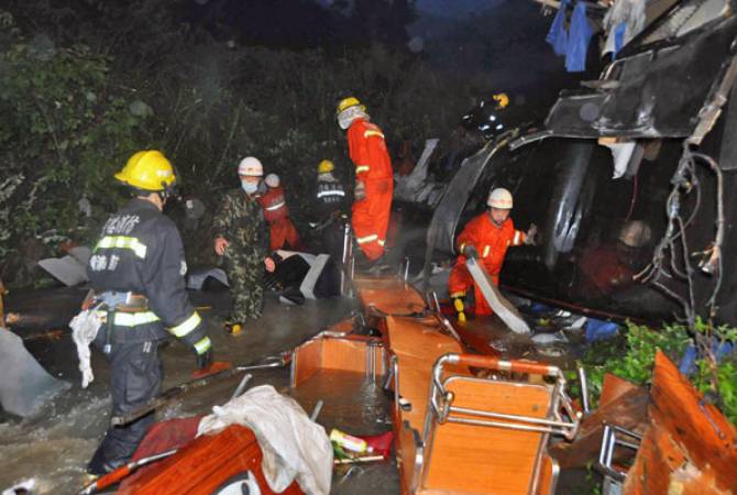 В Боливии 13 человек погибли в результате падения с обрыва автобуса с футбольной 
командой