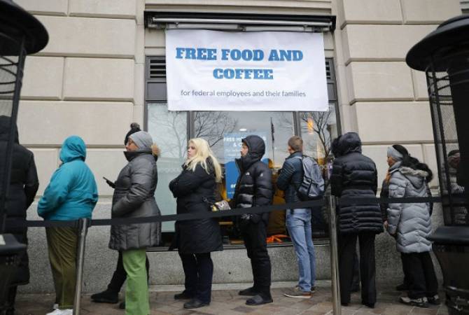 В Вашингтоне открылась бесплатная столовая для госслужащих, которым не платят 
зарплату