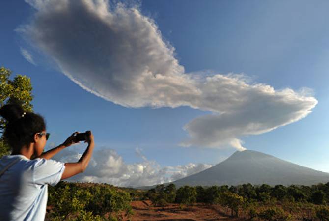Вулкан Агунг на острове Бали выбросил столб пепла на высоту два километра